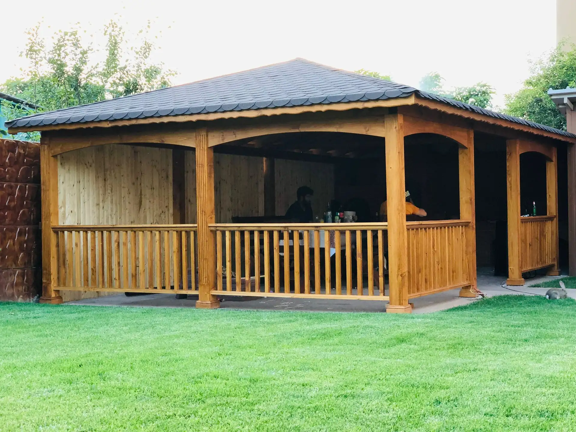 Foisor rustic din lemn masiv